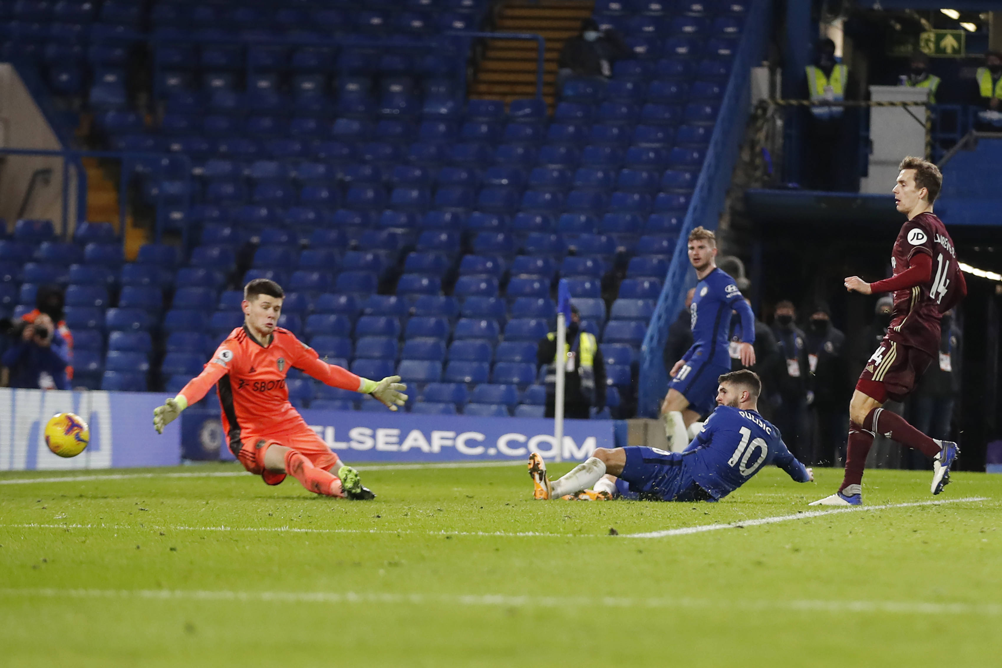 确保球队资 确保球队资